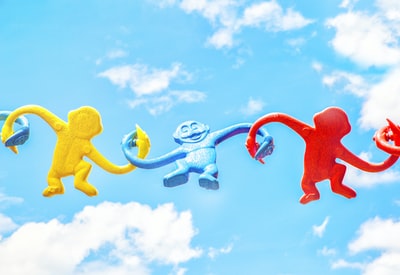 三款各色猴子塑料玩具，白天互相抱着